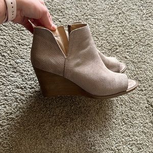 Tan memory foam wedges. Worn once.